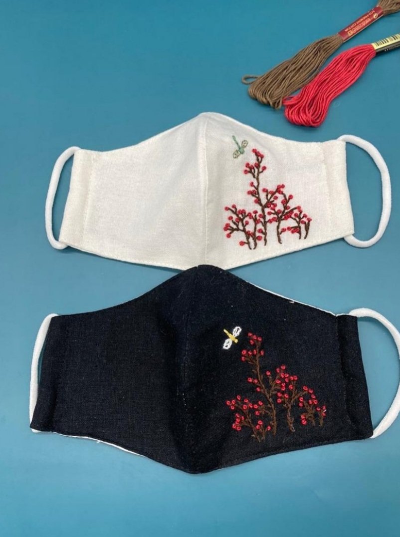 Khẩu trang vải linen thêu tay