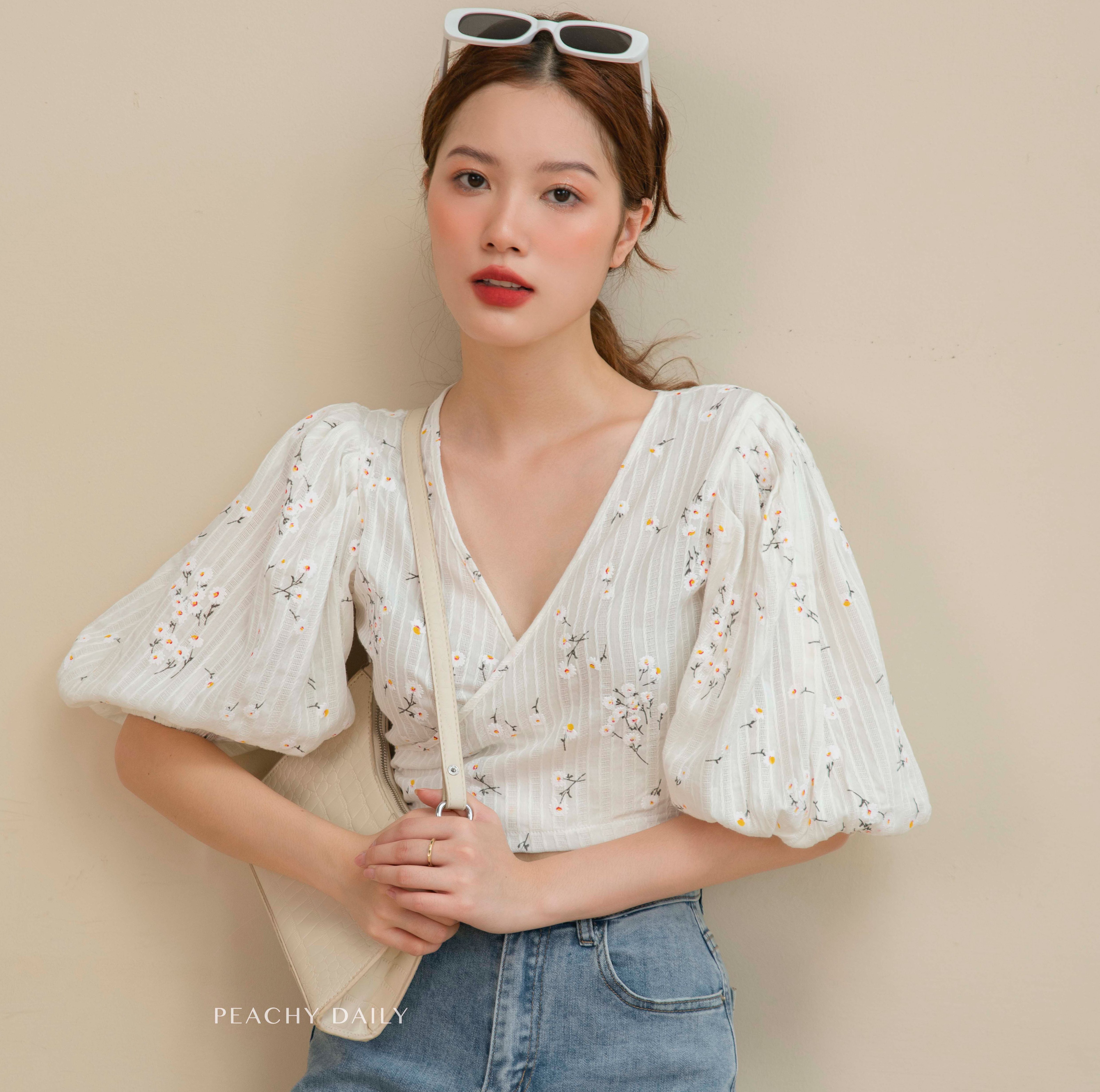 Áo nữ tay bồng cổ v hoạ tiết hoa peachy daily- daisy top boil thêu