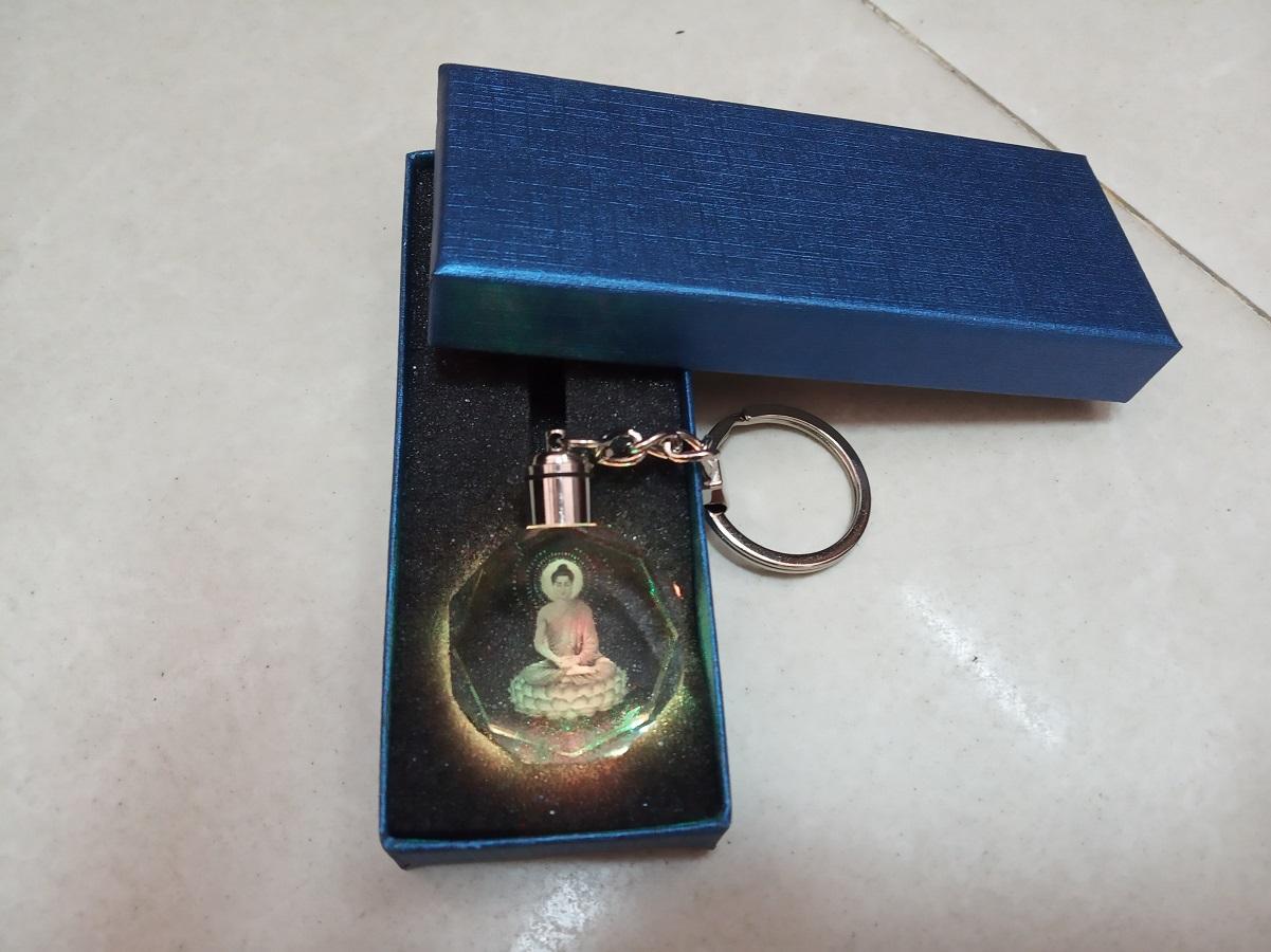 Móc khóa pha lê có Led hình Phật Tổ cầu bình an, thanh tâm, định thần tránh xui xẻo