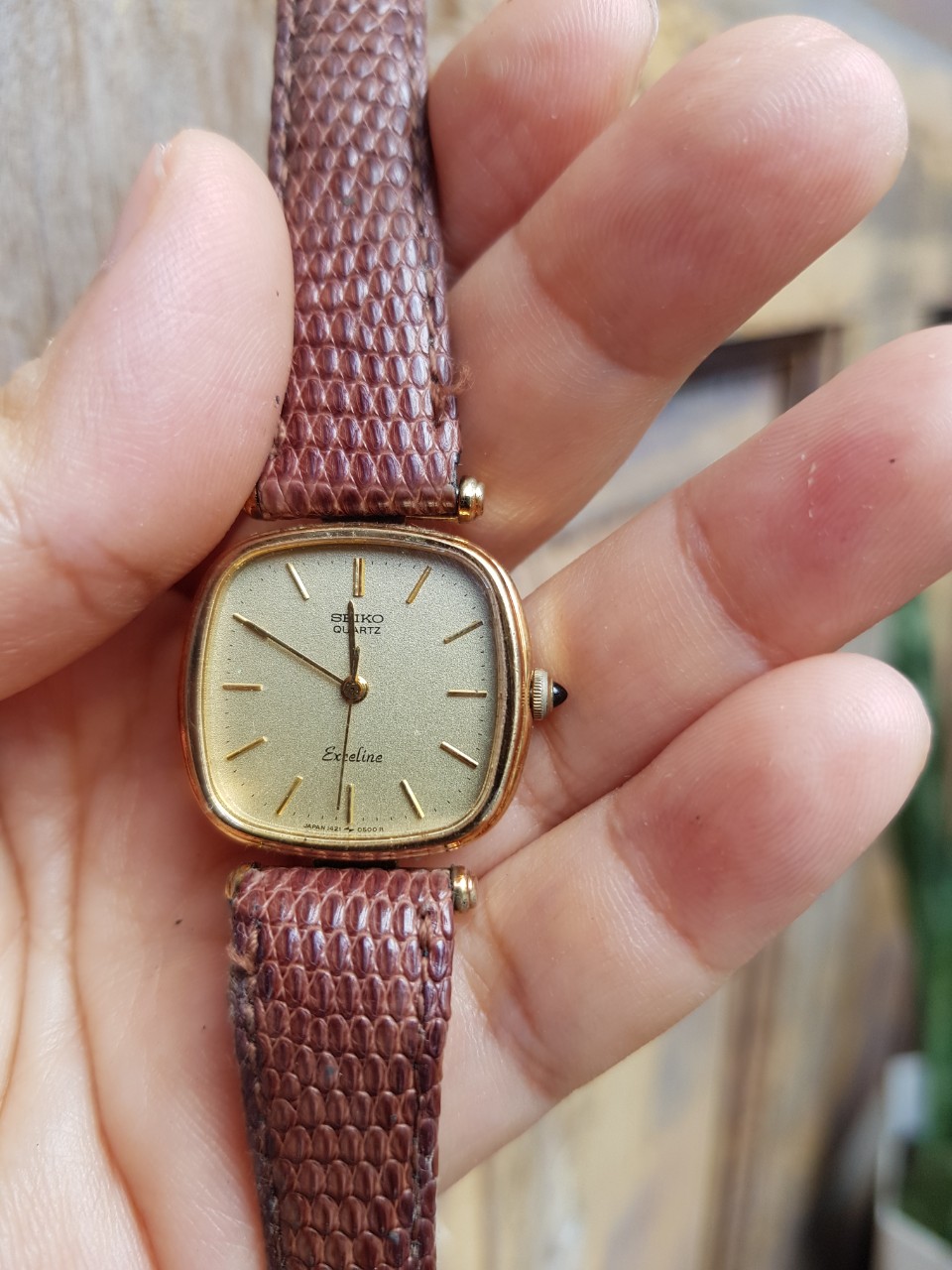 Đồng hồ hiệu Seiko, hàng si Nhật, dây da mặt vuông, size mặt 24mm, Dây hư, Tặng kèm bộ dây mới, HCM