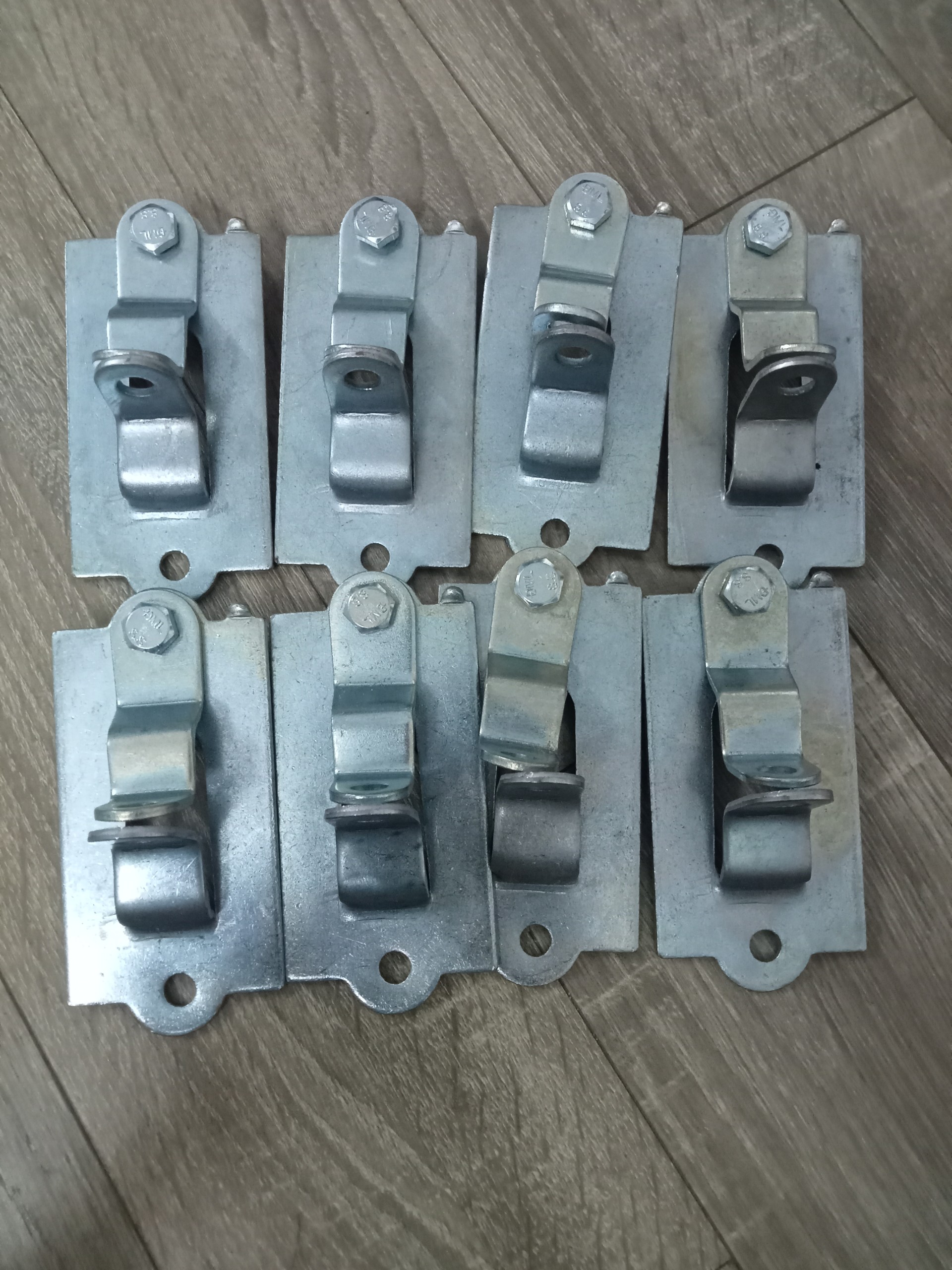 Bát kẹp tay khóa thùng
