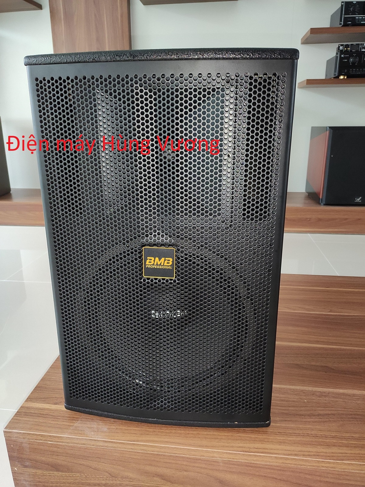 Một đôi loa đứng bmb model csp-5000 , bass 30+ treb kèn, trở kháng 8 ôm, công suất 2000w.