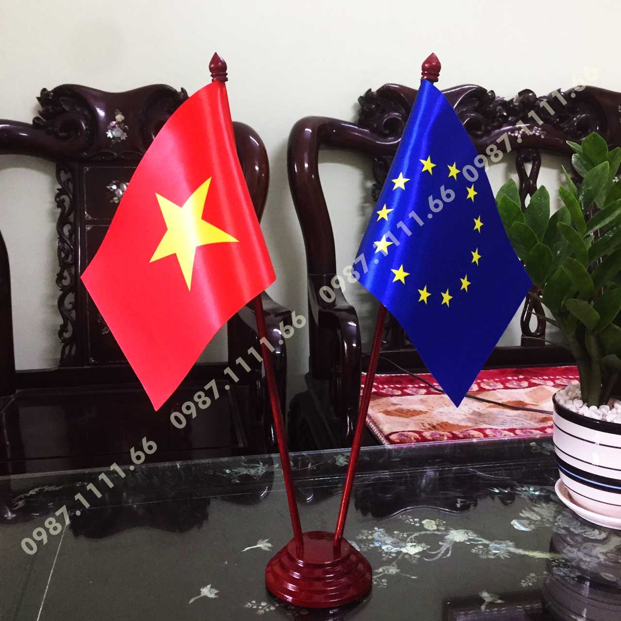 Cờ để bàn đế gỗ việt nam - eu