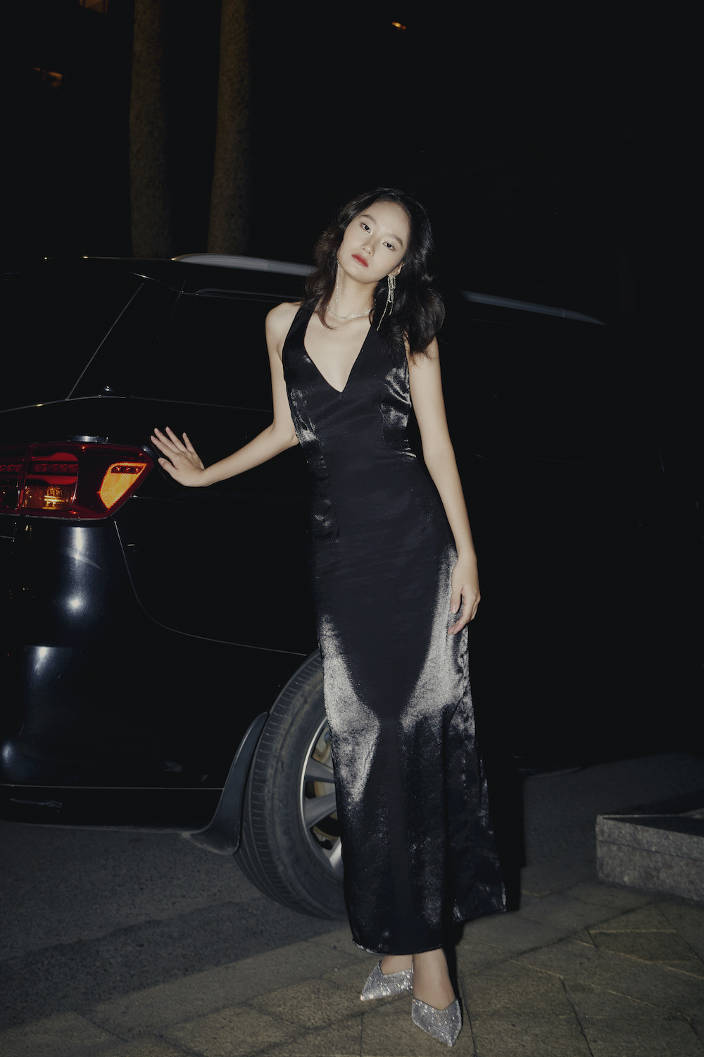 Đầm đen dài hở lưng cổ yếm vải Taffeta lụa CHEN - Fetching Dress