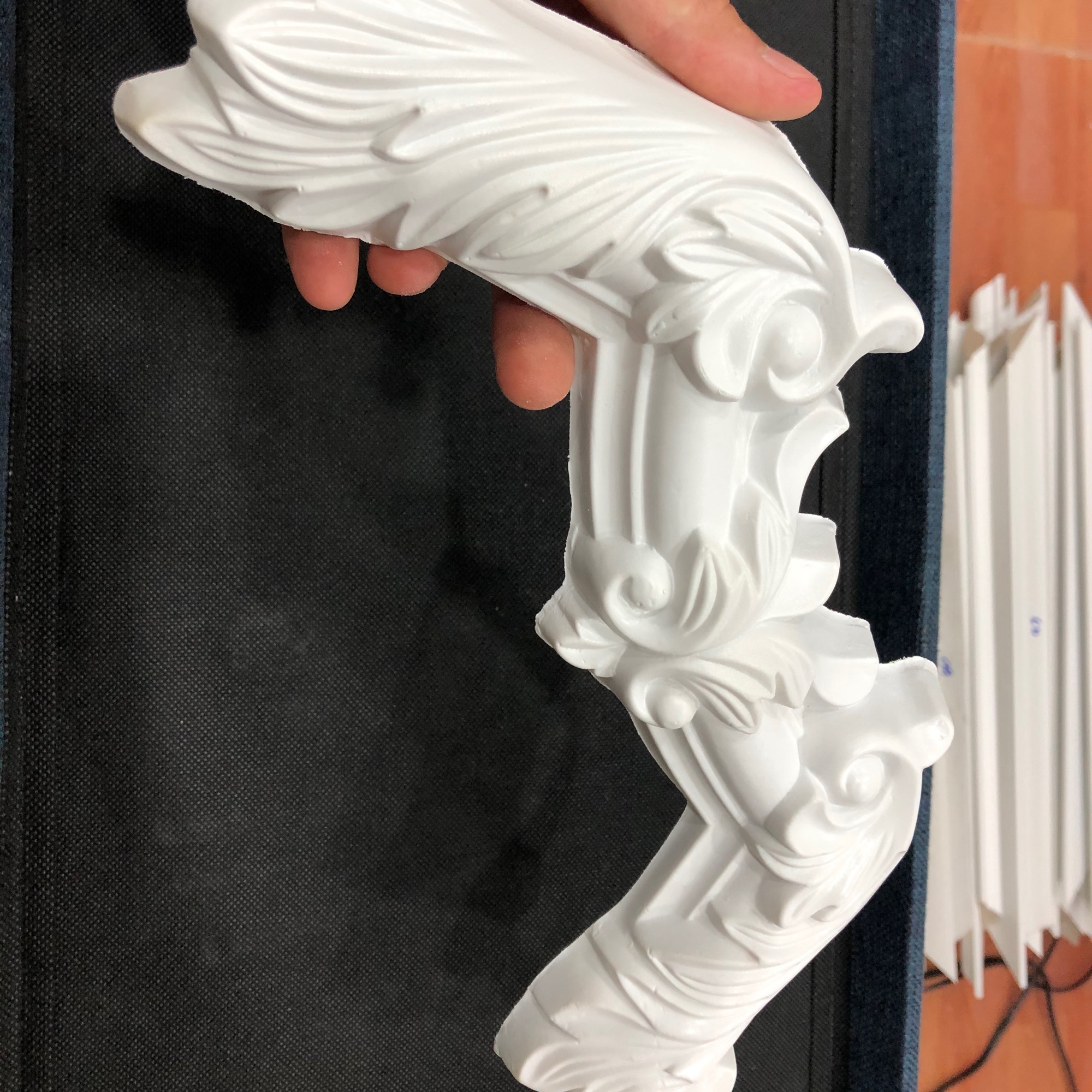 Phù điêu nhựa hoa văn nối góc cho phào chỉ nhựa bản rộng 4cm màu trắng - mẫu K