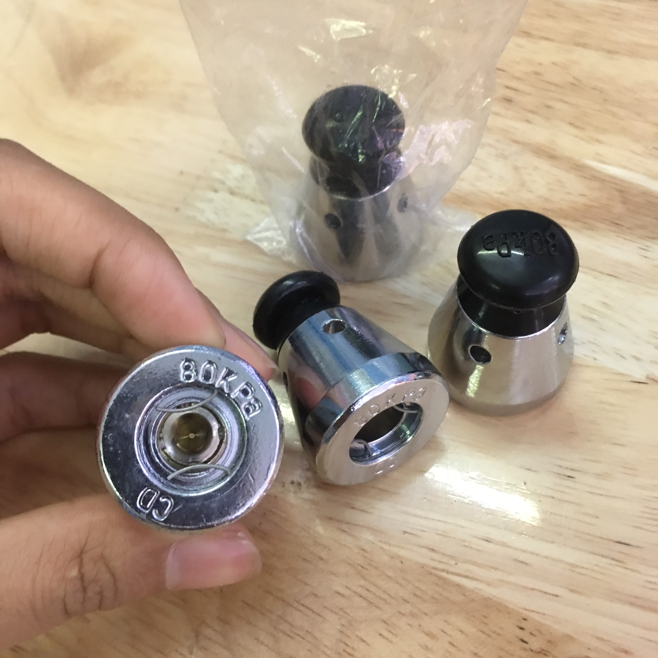 Van nồi áp suất gas supor 1 tay cầm, 2 tay cầm chất liệu inox, nhôm van bằng thép mạ giúp nồi giữ được áp suất