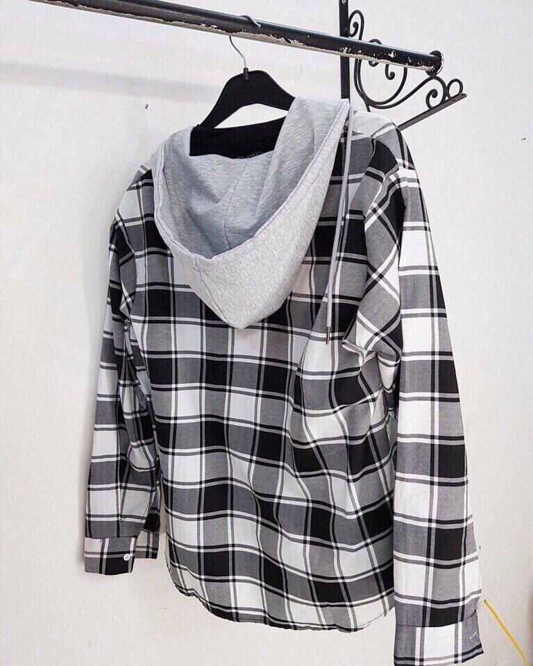 Áo Khoác Unisex ( CÓ HINH THAT) Kiểu Dáng Sơ Mi Caro Trắng Đen Phối Nón Xám Cá Tính chất m1105