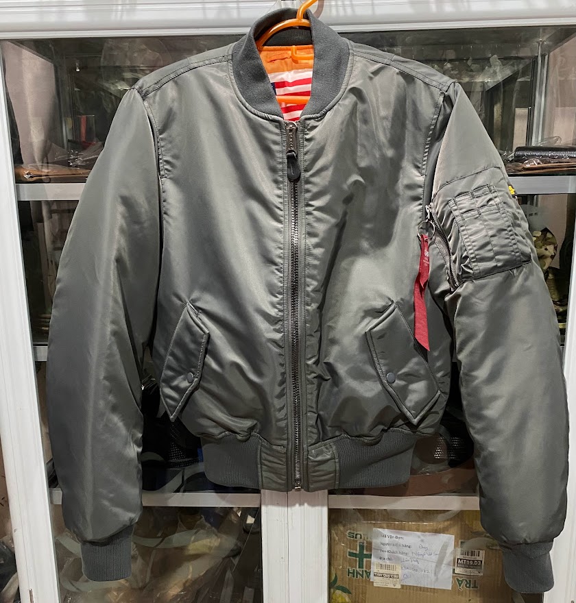Áo pilot phụ kiện Alpha industries - phiên bản cờ in lời thề 12 ngôn ngữ