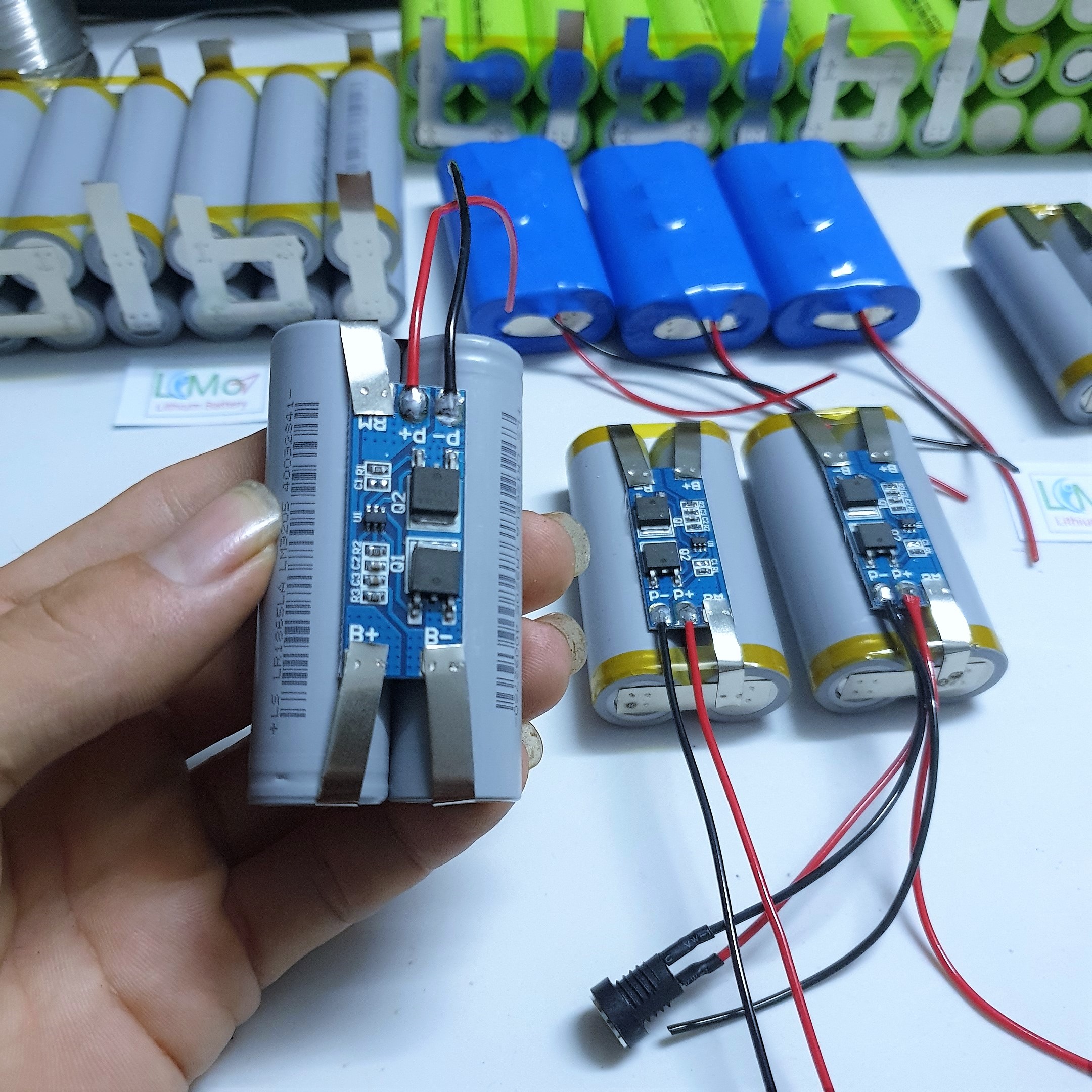 Khối pin 2S 2600mAH (7,2V Cạn - 8,4V Đầy). Được đóng từ 2 cell pin Lishen Xám Mới + Mạch bảo vệ 2S 12A - LIMO