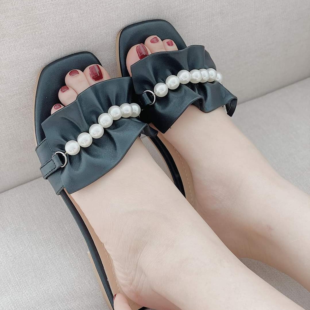 SẴN - LOẠI 1 Dép nữ thời trang quai ngang đi lê bèo nhúm nhún đính ngọc xinh xắn trẻ trung nhẹ nhàng mẫu mới hot hit đơn giản đi học đi chơi đi làm mũi vuông đế bệt màu đen/kem/trắng - UMI SHOES