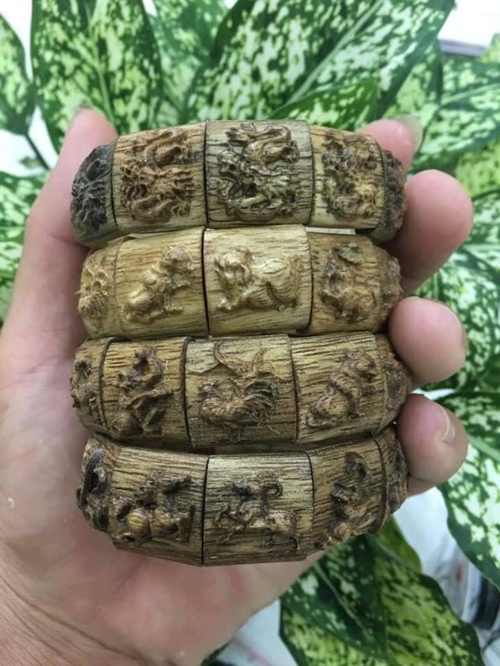 Vòng tay gỗ trầm hương thiên nhiên  12 con giáp+ hộp đựng cao cấp