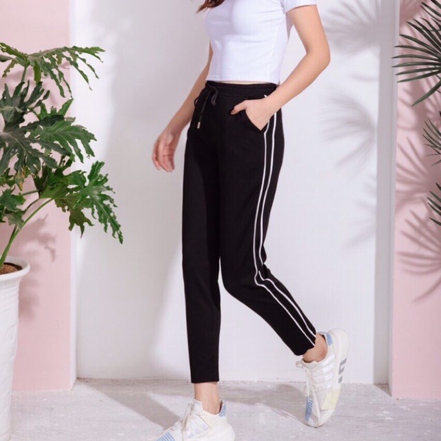 Quần Jogger Nam_Nữ 2 Sọc nhỏ ống SUÔNG thun poly . Phong cách thể dục thể thao đường phố.