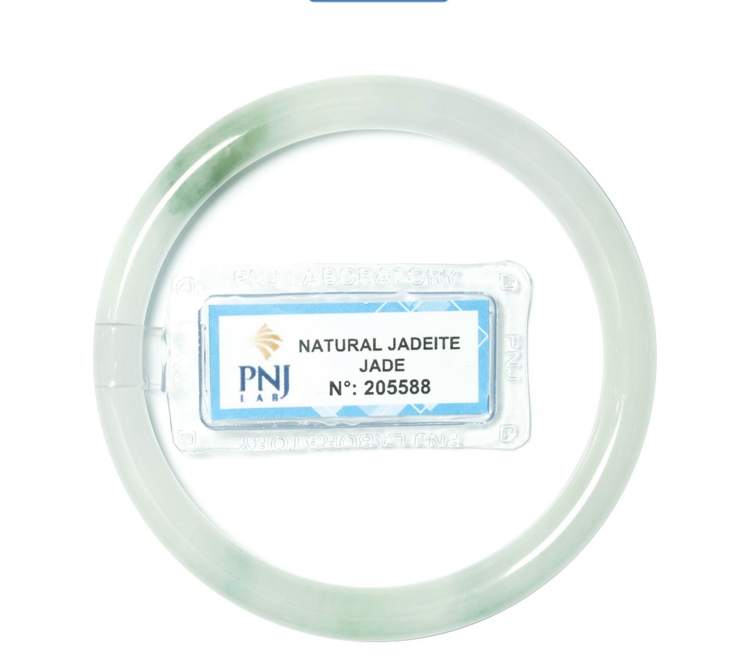 Vòng bạch ngọc vân loang xanh mạ non size 56mm, bản 7 li, mảnh dẻ trên tay nữ nhân, sản phẩm đã được kiểm định bởi PNJ, ảnh thực tế - xưởng buôn đá phong thủy Huỳnh Đào