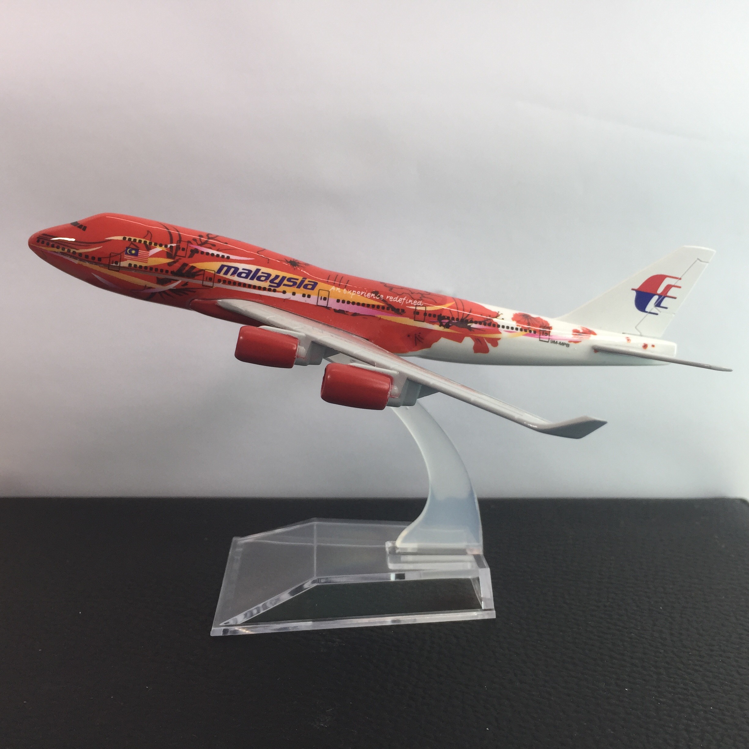 Mô hình máy bay B747 kim loại Đỏ dòng Boeing 747 16cm món quà tặng mô hình tĩnh die-cast trưng bày bàn làm việc, kệ ti-vi, giá sách