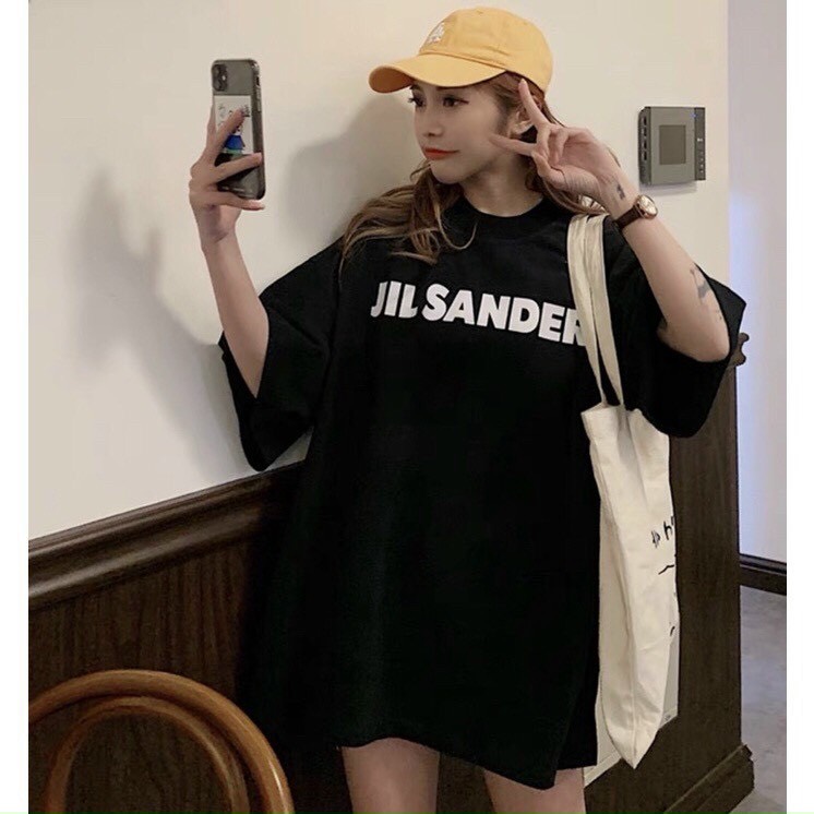Áo thun tay lỡ JIL SANDER hót về cho chị em Chất cottong su dày đẹp. Chuẩn hàng fom thụng, tay lỡ.