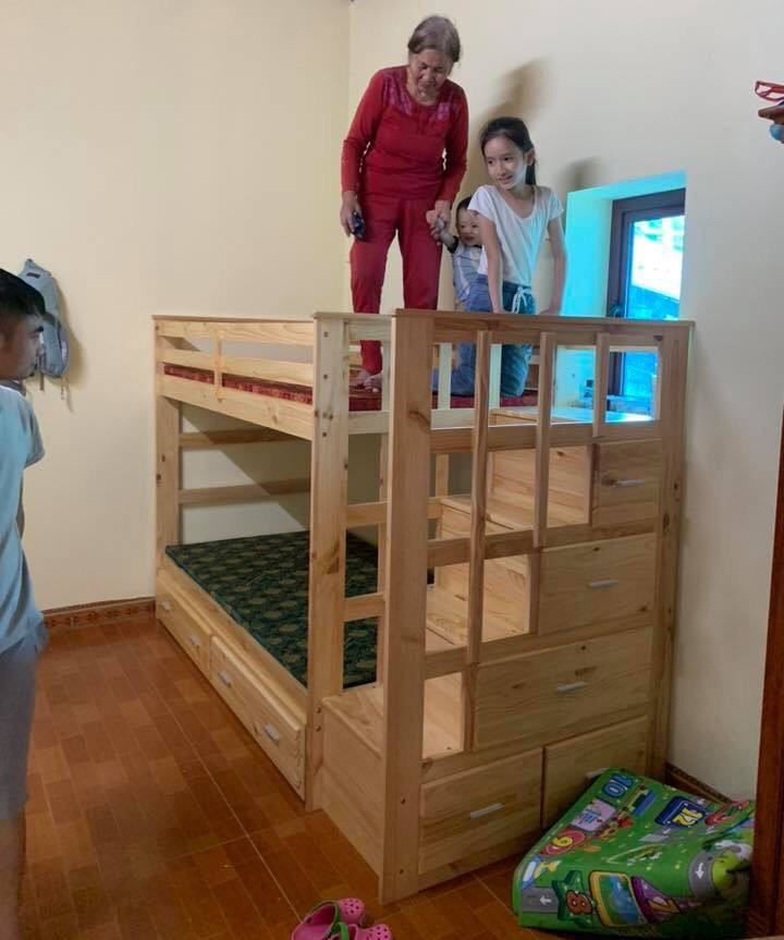 Acme - Giường 3 tầng gỗ tự nhiên có hộc kéo và cầu thang an toàn