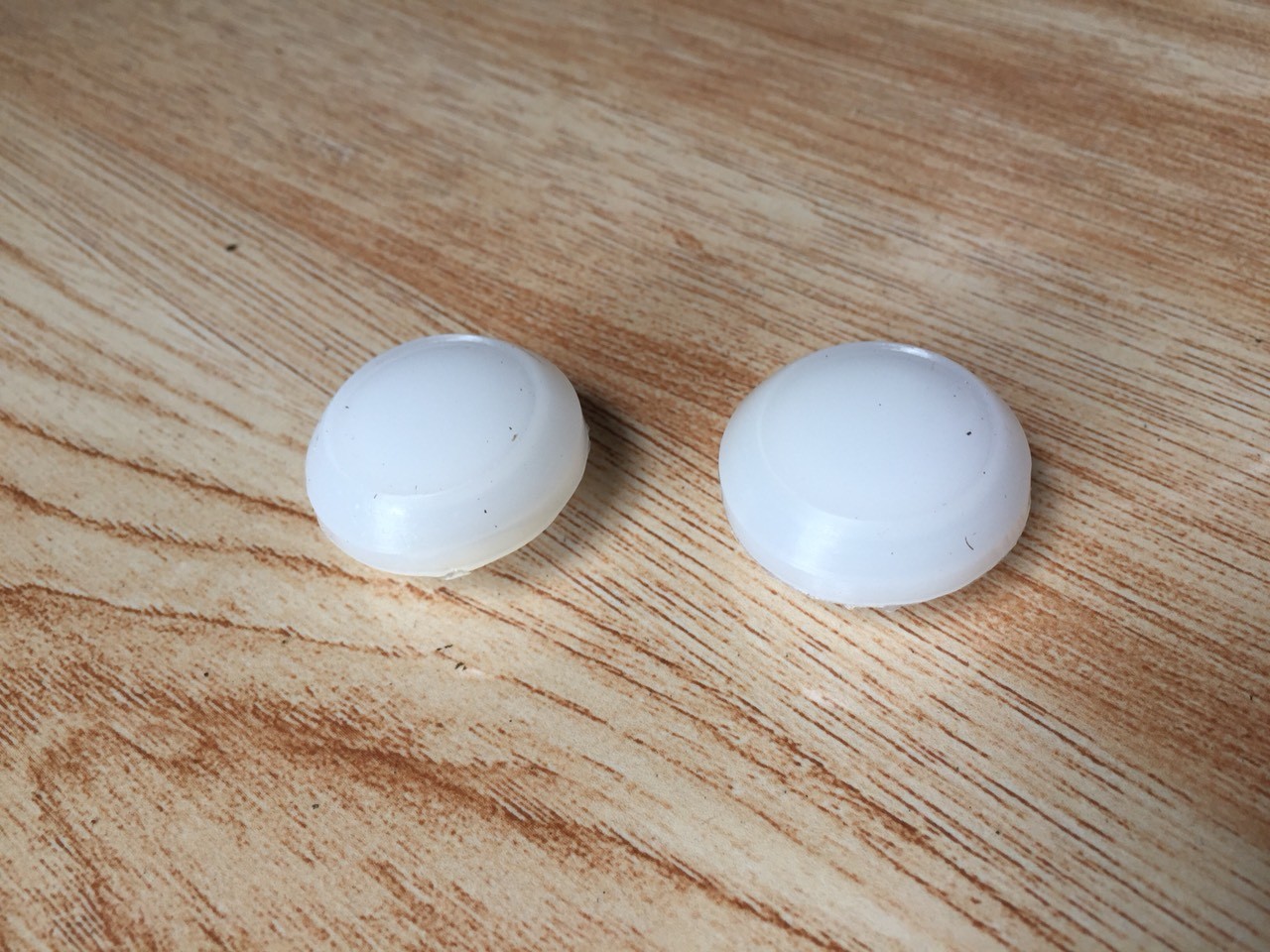 honda dame + cub các loại: 2 nút che giò gà trước bằng nhựa màu trắng