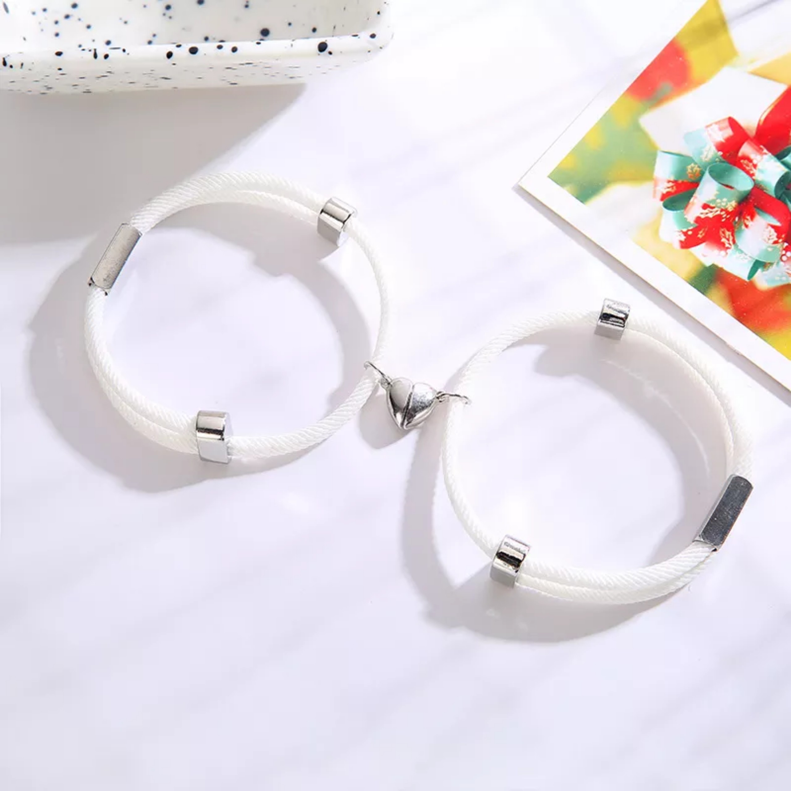 Bộ vòng tay cặp tình yêu hai nửa trái tim có nam châm hút nhau. có 2 màu dây cho bạn lựa chon. (2 vòng)