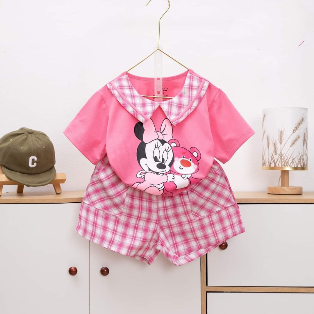 Sét đồ bộ cho bé gái 10kg-38 kg quần đùi caro phối cùng áo thun cổ sen in hình gấu dâu cực xinh