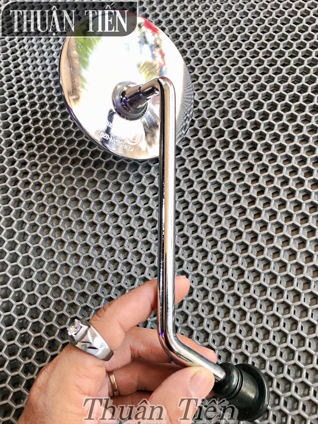 KIẾNG TRÒN ATTILA ELIZABETH 10 LY - 1 CÂY BÊN TRÁI DÙNG ĐƯỢC NHIỀU LOẠI XE, KÍNH THU HÌNH DÀI, QUAN SÁT TỐT, AN TOÀN KHI LÁI XE