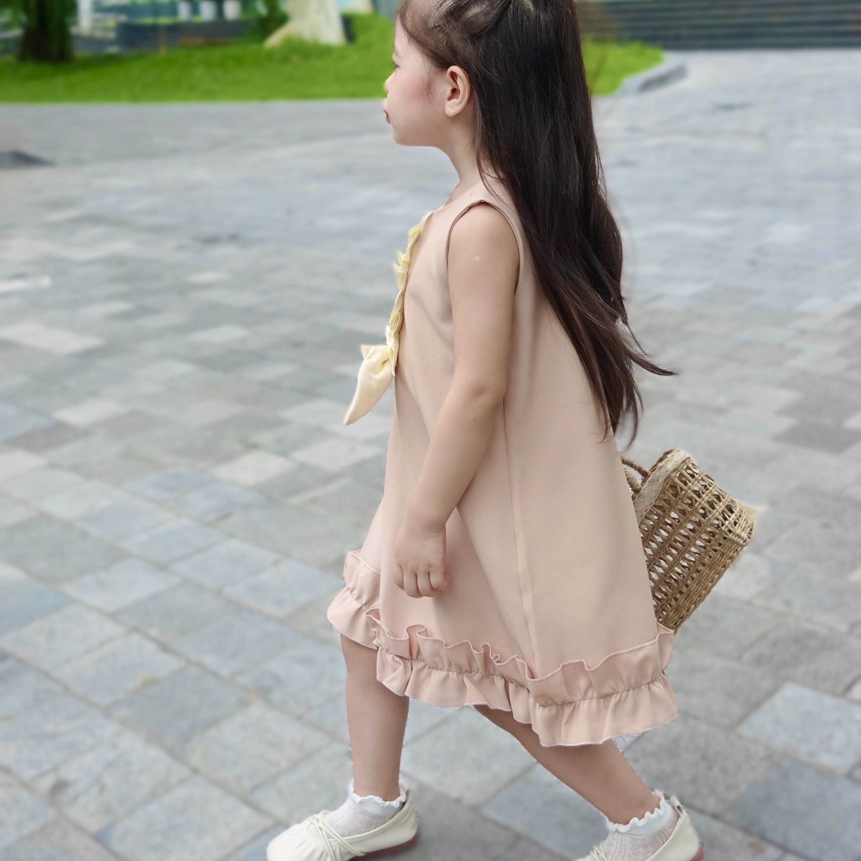 Đầm hồng 2 tầng cổ tròn có tay hoạ tiết hoa đào