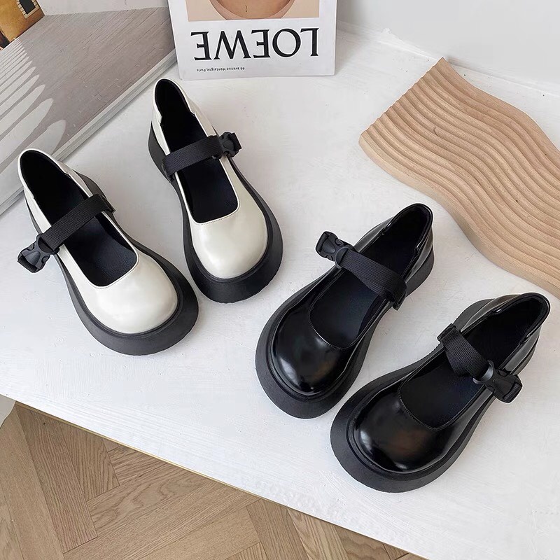 Giày Lolita nữ ulzang bánh mì quai cài độc đáo. Chất liệu da mềm mịn, đi êm chân. Thời trang trẻ trung dễ phối đồ quai chốt sành điệu mới mẻ