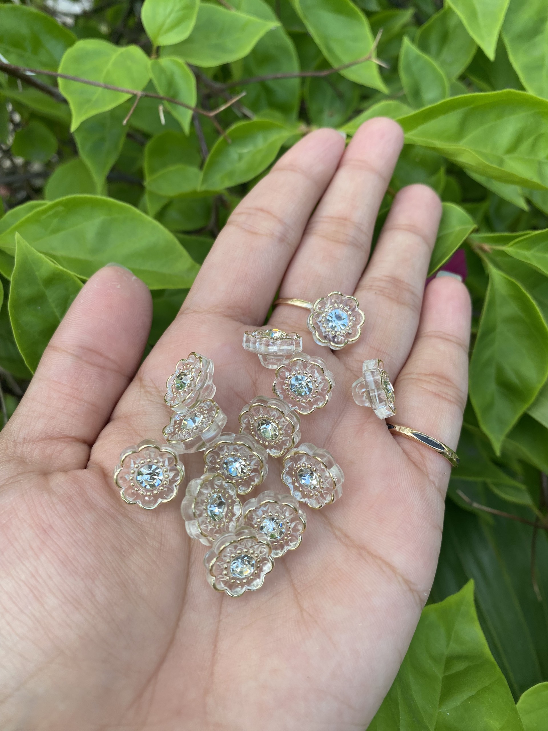 Sét 50 sơ mi hoa ở giữa có đính đá siêu sang đường kính nút 1.2cm