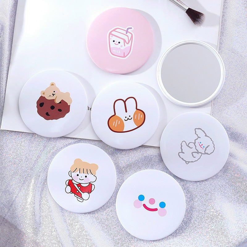 1 gương trang điểm mini bỏ túi