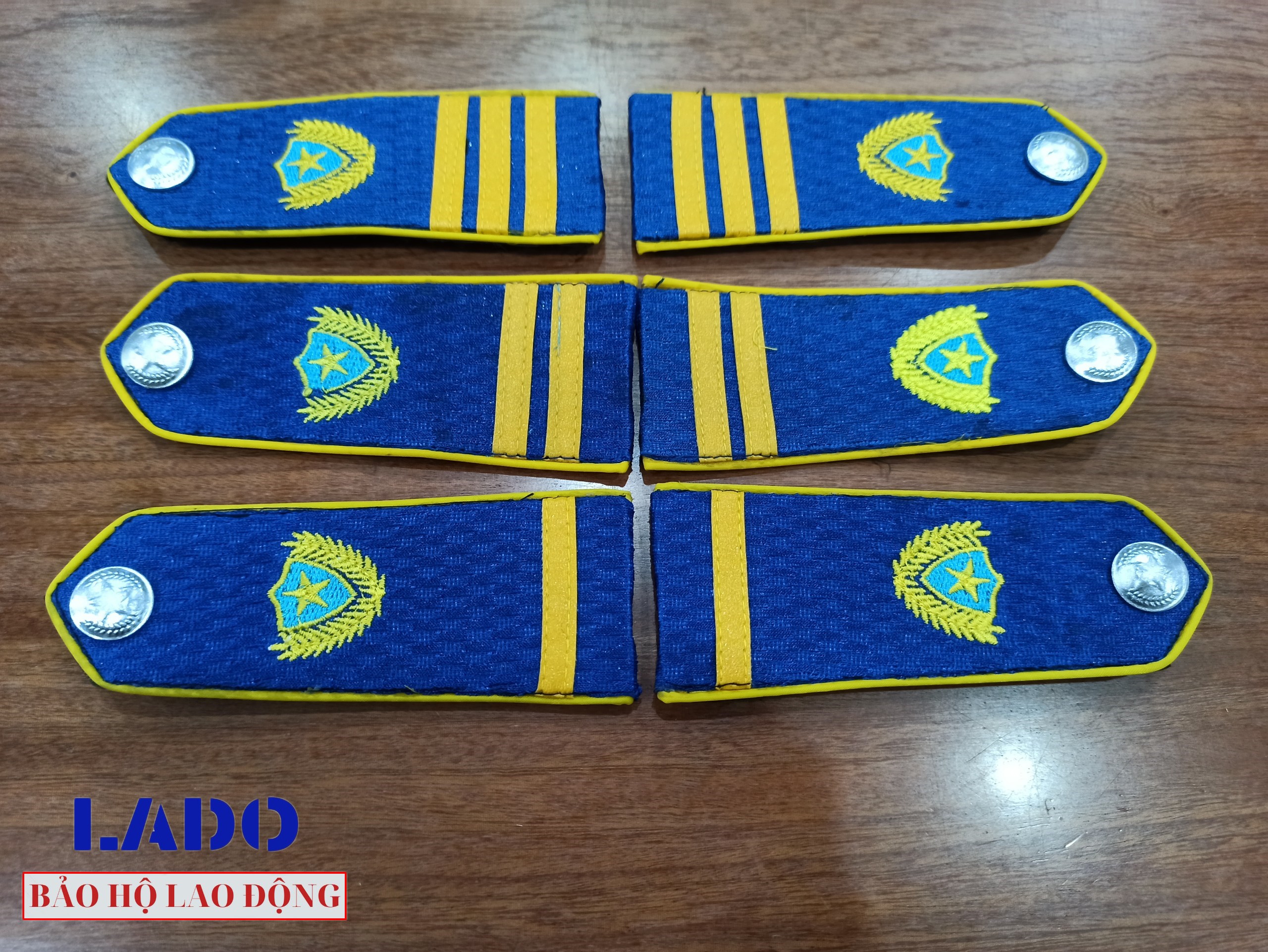 KHUYẾN MÃI - NEW 1 Cặp Cầu vai Bảo vệ nền xanh dương thêu gắn sao bạc