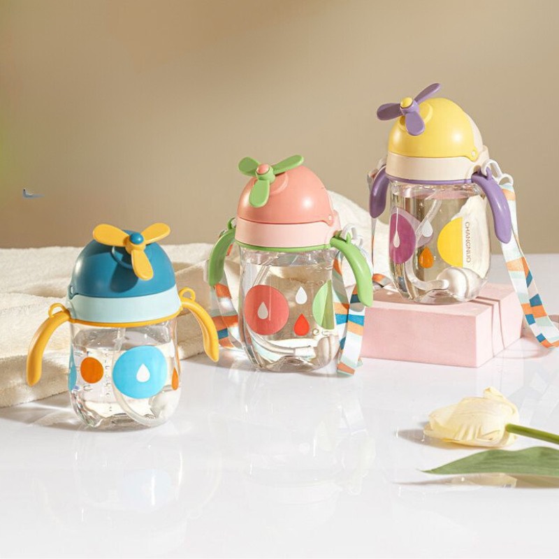 Bình uống nước, uống sữa chống sặc cho bé, Bình nước chong chóng, bình nước cho bé có kèm dây đeo tiện lợi (300ml)