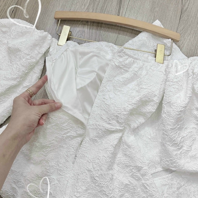 Đầm gấm cúp ngực tay bồng