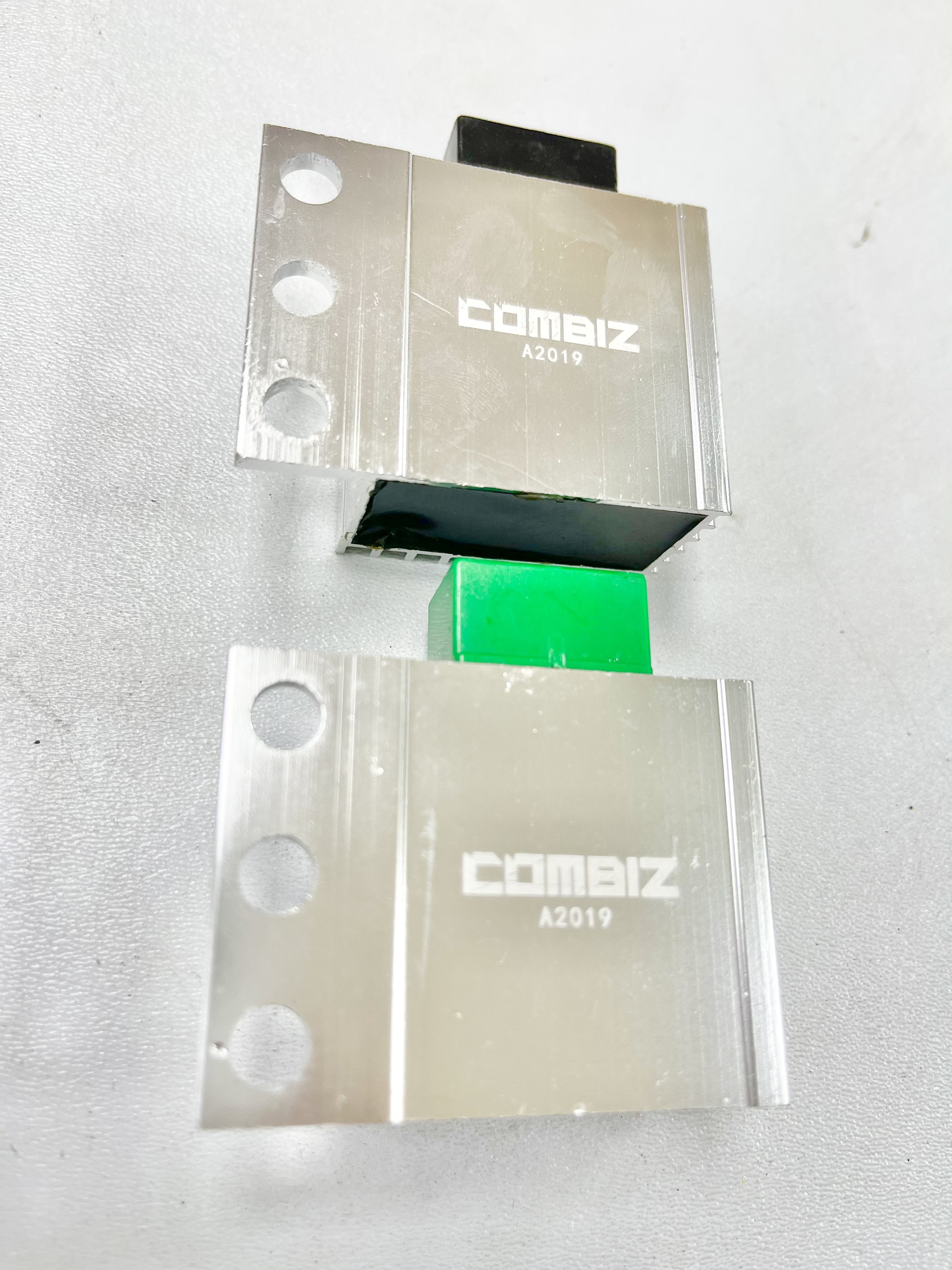 Sạc điện tử Combiz cho xe máy