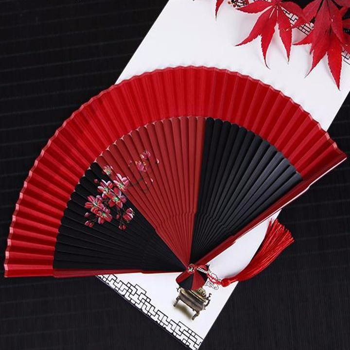 (200k) Quạt cổ trang mai đỏ tam giác nan trúc cầm tay gập gọn gắn dây tuyến