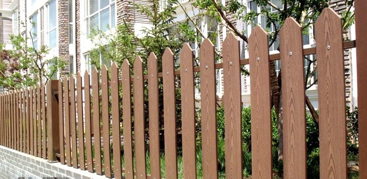 Tấm ốp cổng, hàng rào gỗ nhựa ngoài trời, kích thước rộng 14.2cm, dày 1cm