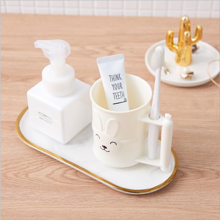 Cốc đánh răng 2 in 1 in hình dễ thương, có chỗ cắm bàn chải đánh răng vô cùng tiện lợi