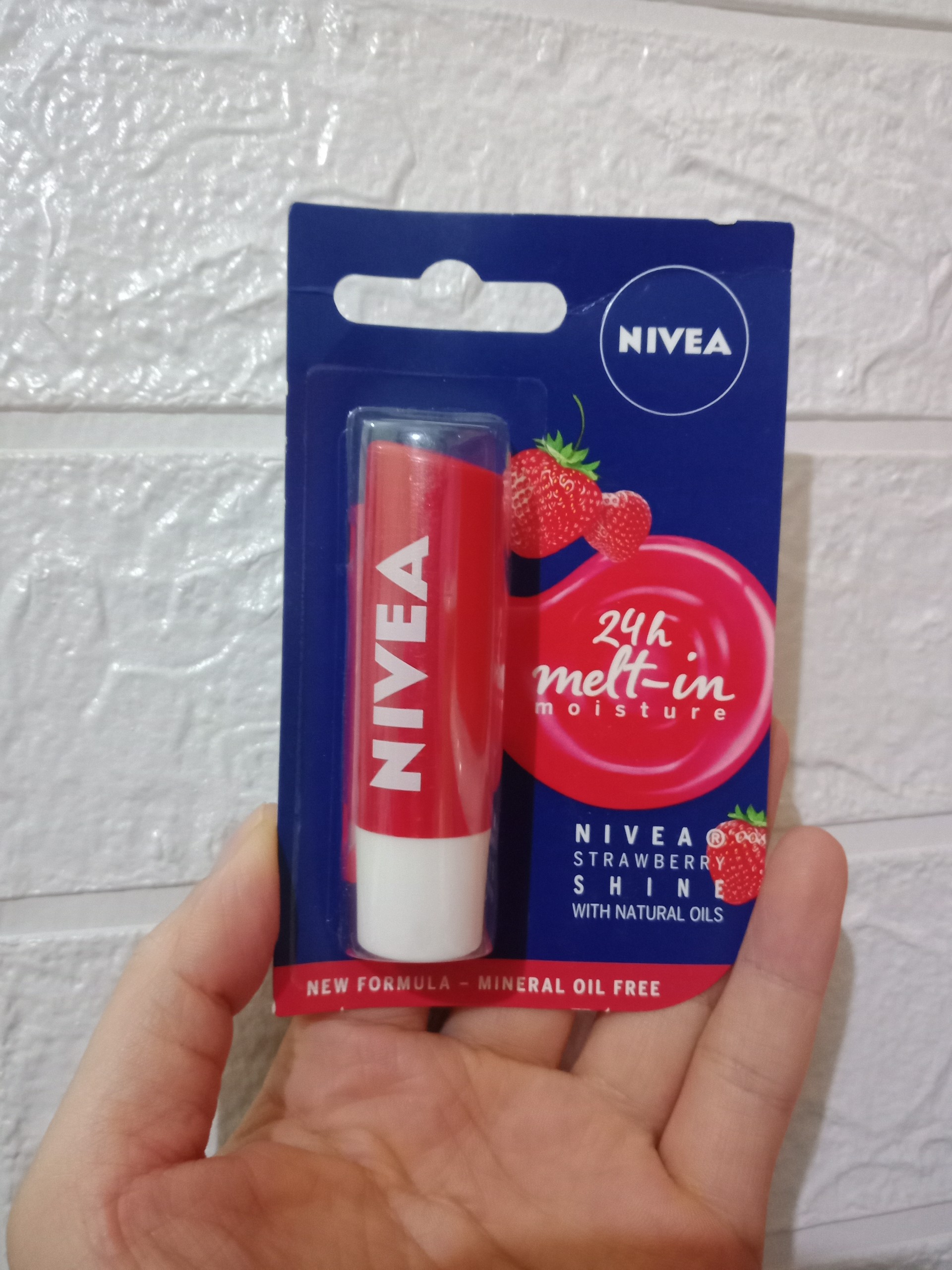 Son dưỡng môi Nivea có màu hương dâu