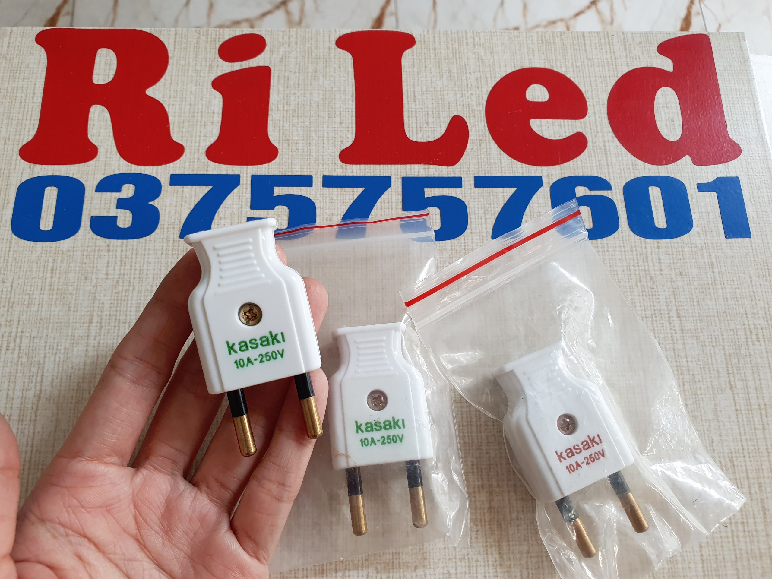 Phích Cắm 10A 250V đầu dương chân tròn, đầu âm lõi đồng chịu nhiệt cao