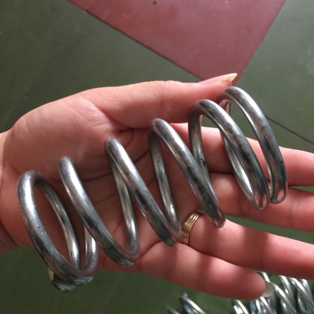 Lò xo bơm xe nâng tay sản phẩm tốt với chất lượng độ bền cao và được cam kết sản phẩm y như hình