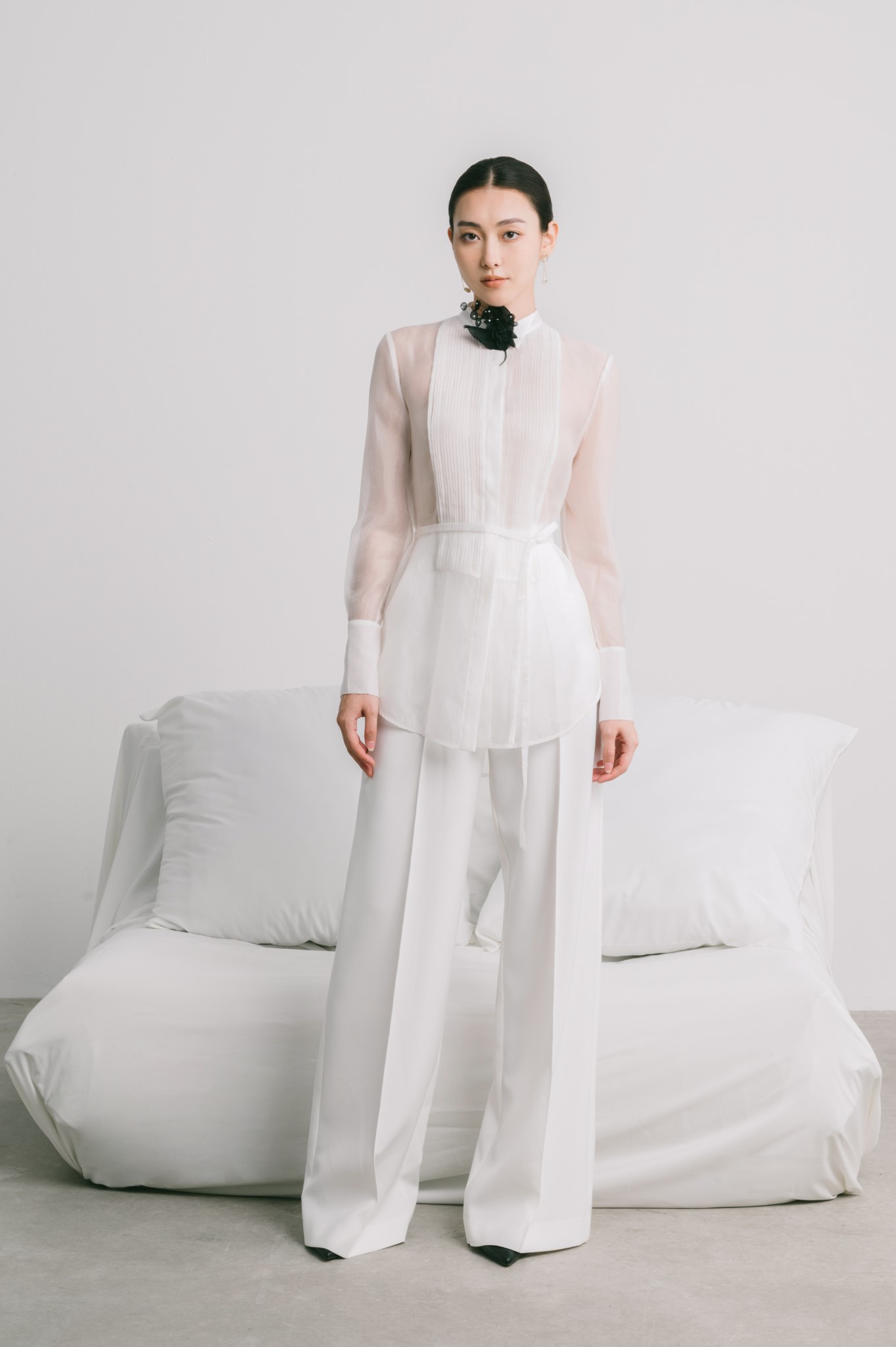 Sơ mi tay dài xếp ly và quần suông nữ white ant gray long sleeves blouse 170100006.005