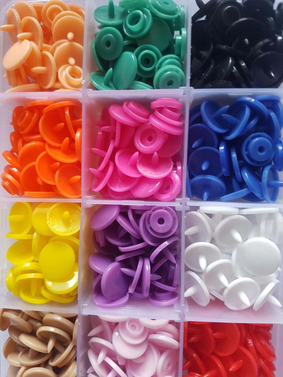 Hộp nút nhựa 4 thành phần. nút nhựa, cúc áo mưa....