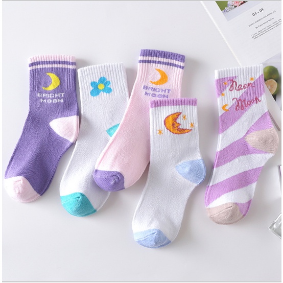 Tất dài hình trăng khuyết dễ phối trang phục - vớ thời trang item hot nhất năm 2021