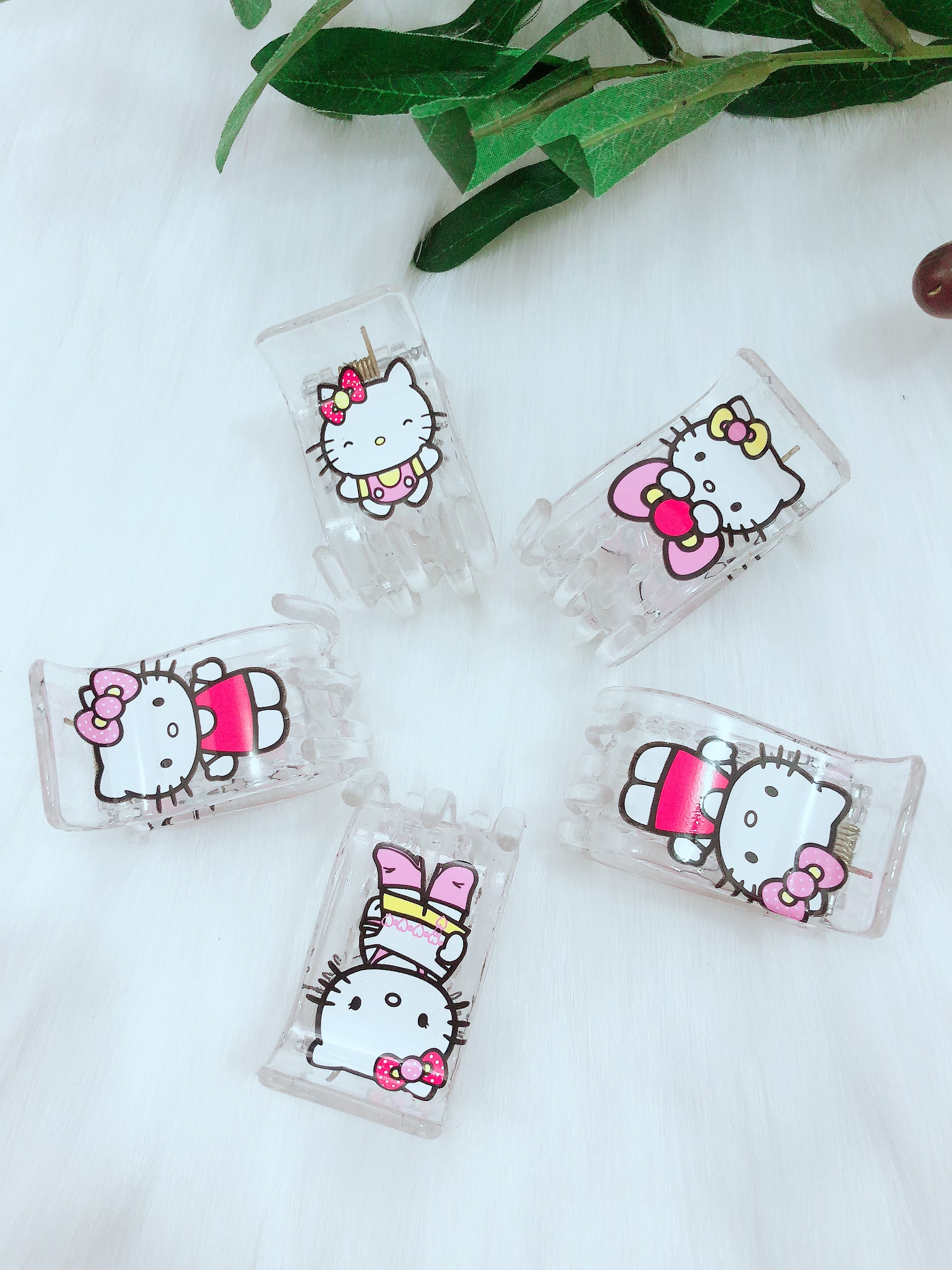 Một chiếc kẹp càng cua 5 răng nhựa trong, hình mèo Kitty đáng yêu.