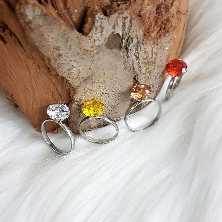 Nhẫn nữ đính viên đá màu lớn .