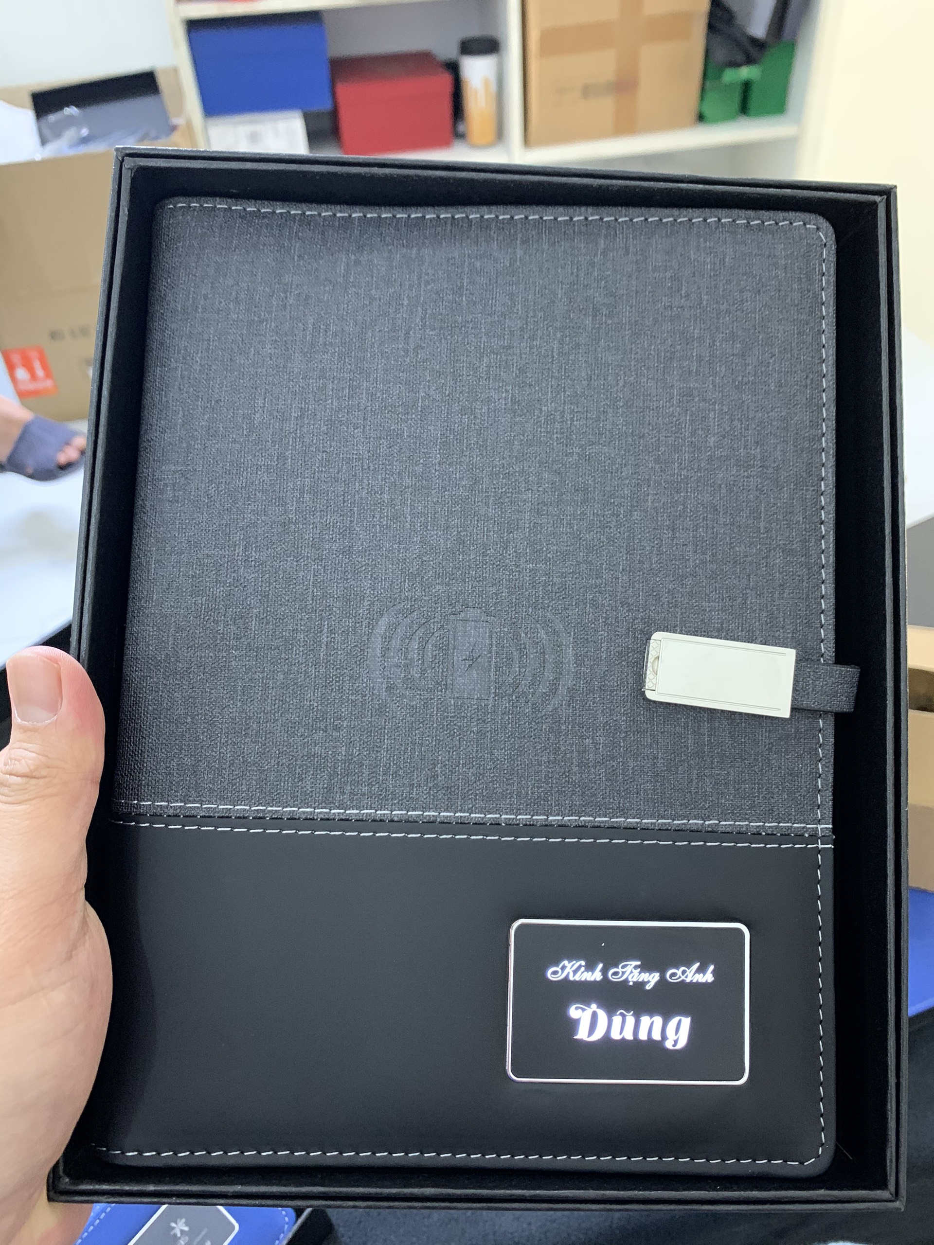 Sổ tay kiêm sạc dự phòng đa năng 10000mAh và usb lưu trữ 16gb. Làm led sáng tên riêng hay logo thương hiệu làm quà tặng cá nhân.