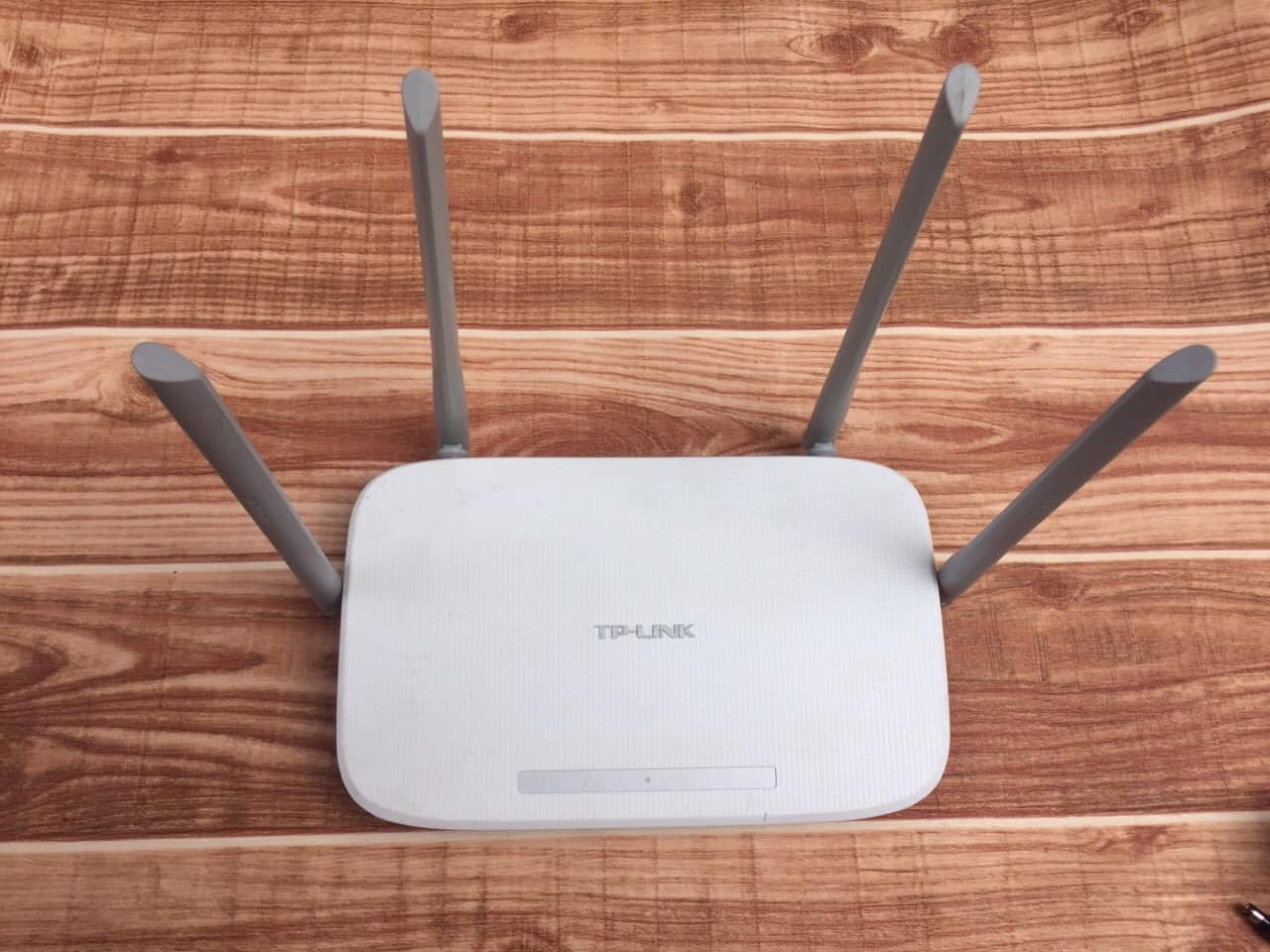 Bộ phát wifi TP-LINK 4 râu XUYÊN TƯỜNG, băng tần kép, AC1200 cực khỏe