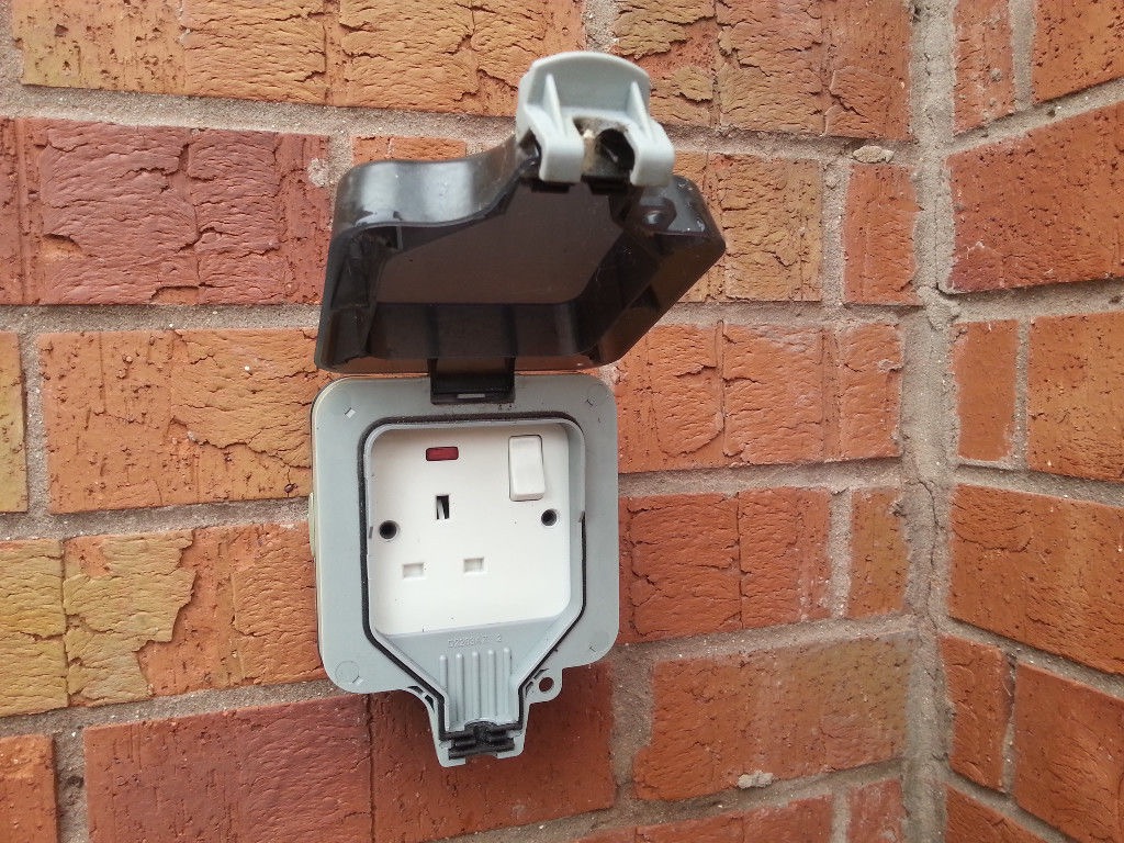 Hộp bảo vệ ổ điện ngoài trời chống nước chuẩn IP66 DNT-001 Đơn hoặc đôi - Hàng chính hãng