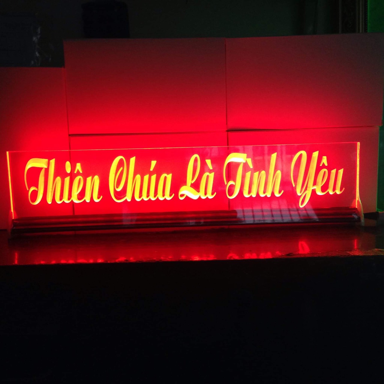 Tranh điện -  đèn led đổi màu -THIÊN CHÚA LÀ TÌNH YÊU - cao 9cm x dài 30cm