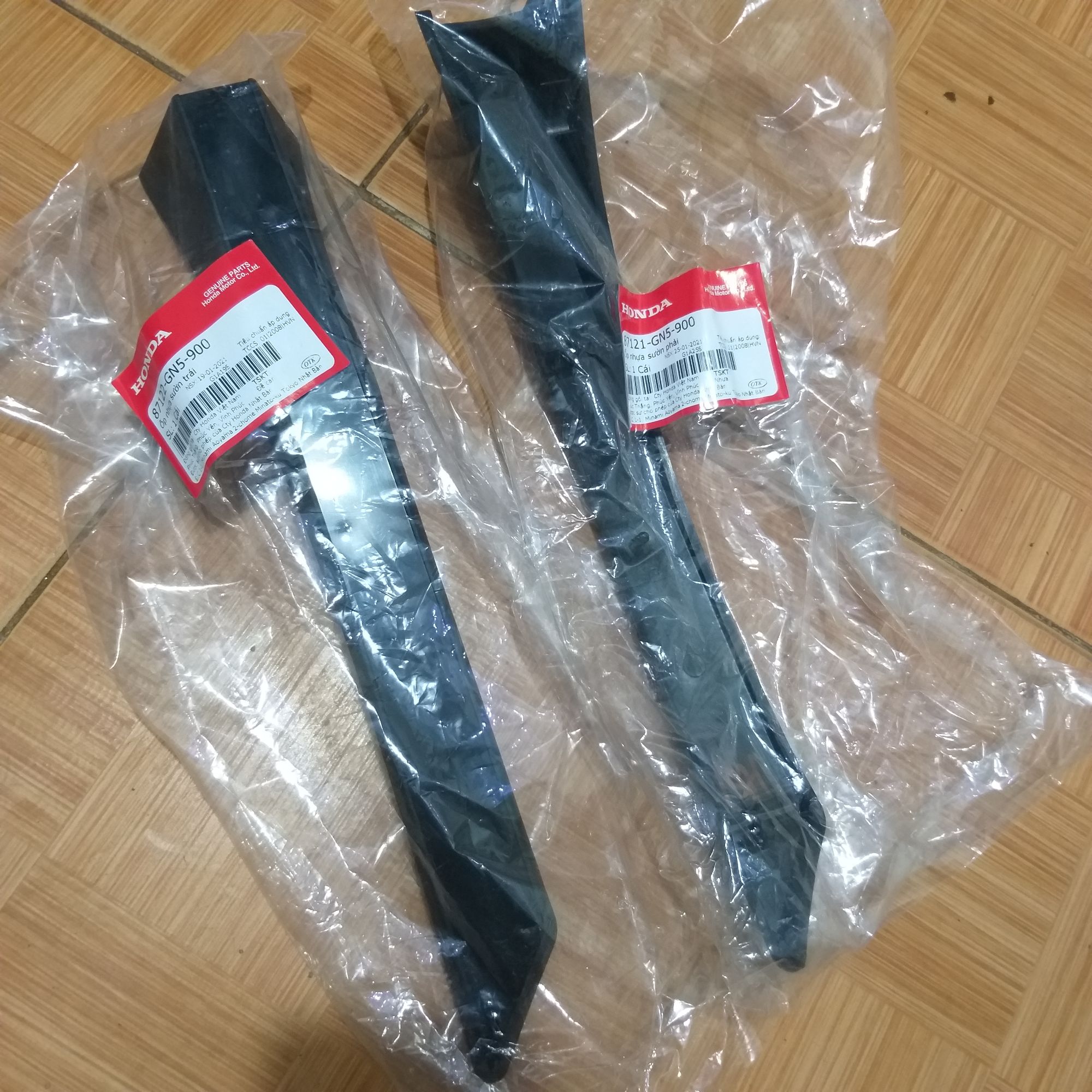 ốp sườn xe DREAM ( giá bán 1 cặp nẹp bình xăng) hàng chính hãng honda việt nam