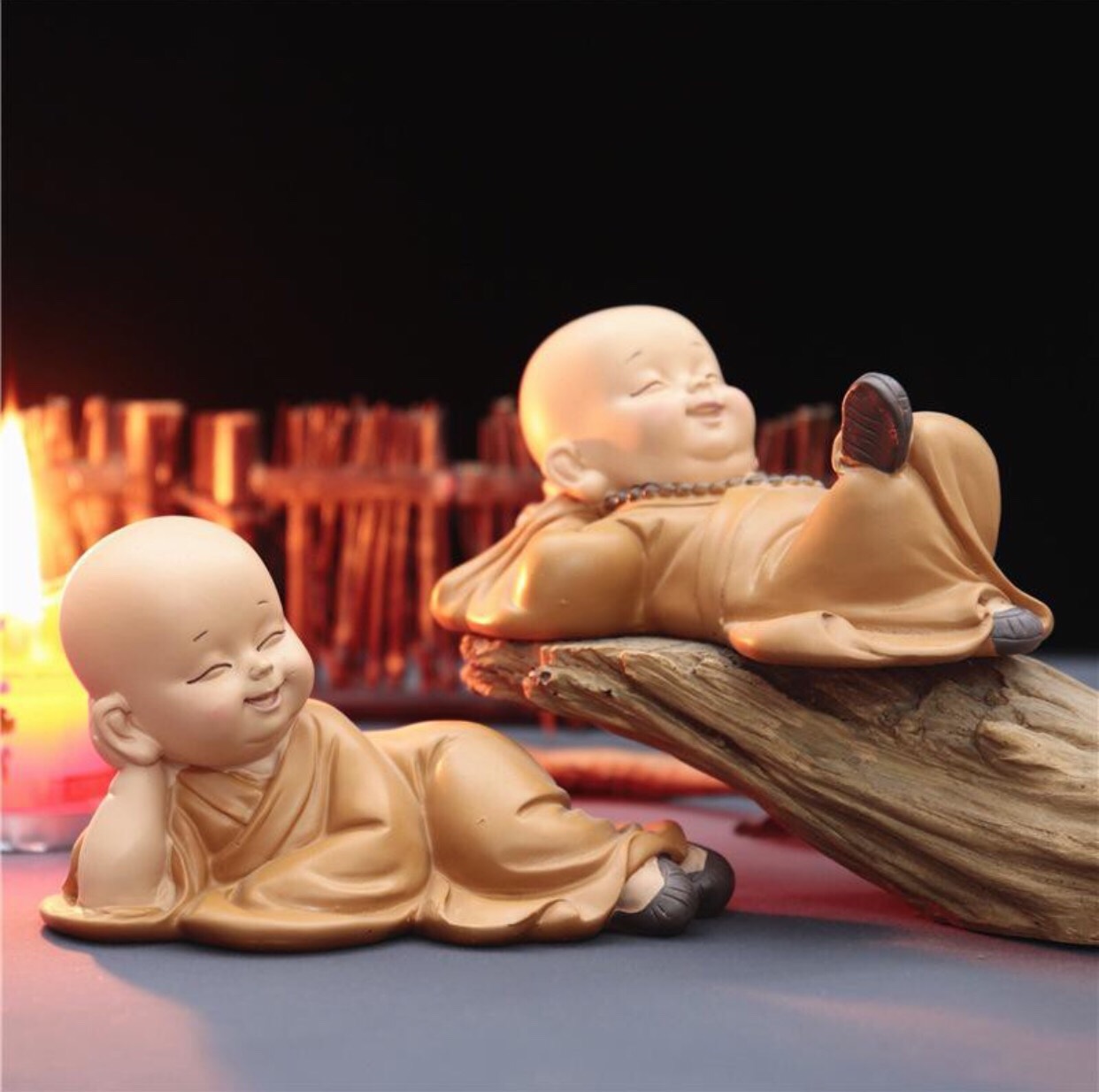 Bộ tượng 2 chú tiểu vàng nằm thư giản