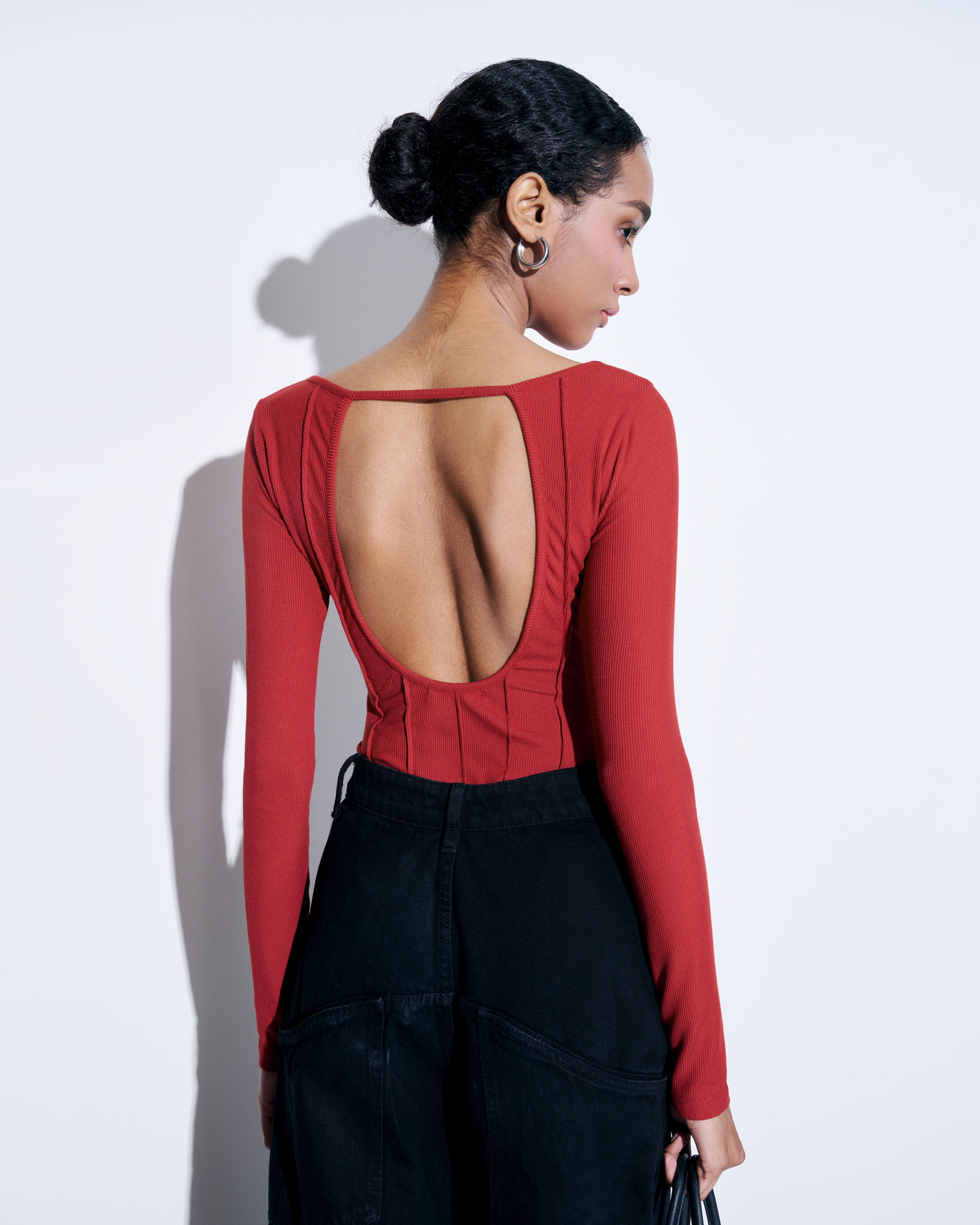 Bodysuit nữ tay dài thiết kế hở lưng phía sau - là min - red open back bodysuit